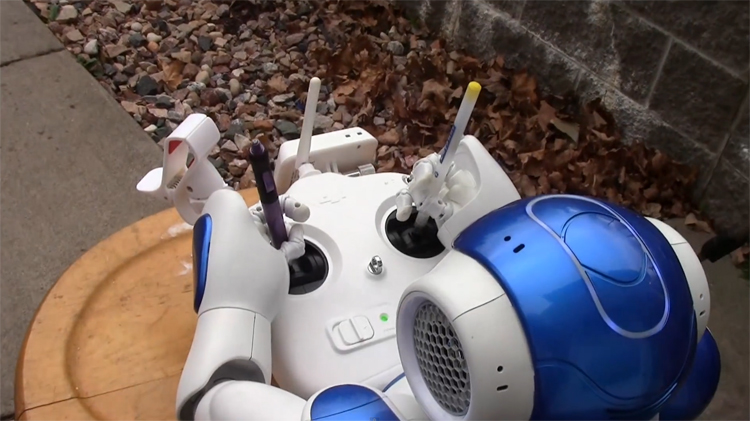 NAO robot vliegt met DJI Phantom 2 Vision+ drone