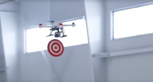 steven-stamkos-schiet-drones-uit-de-lucht-met-ijshockey-puck-2015