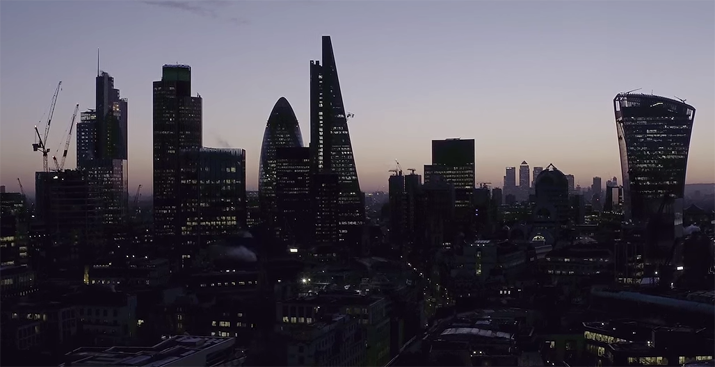 Drone filmt Londen voor zonsopgang