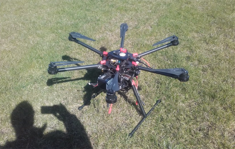 Pootaardappelen schieten de grond uit door drone