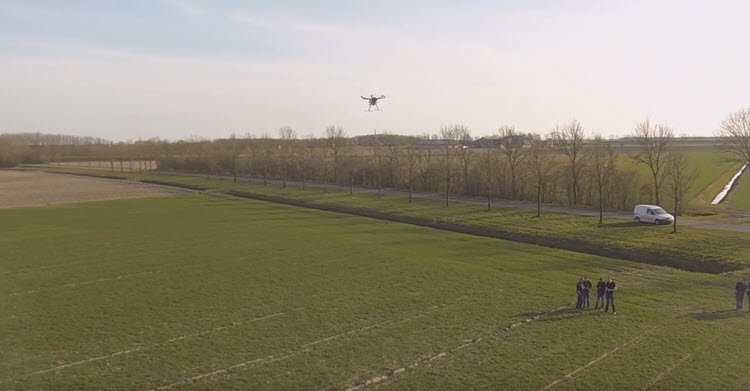 Pootaardappelen schieten de grond uit door drone