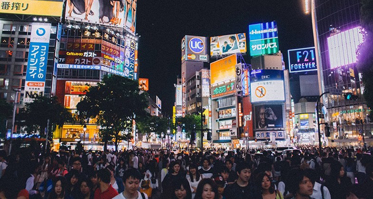 Vliegen door de Japanse hoofdstad Tokyo in 4K